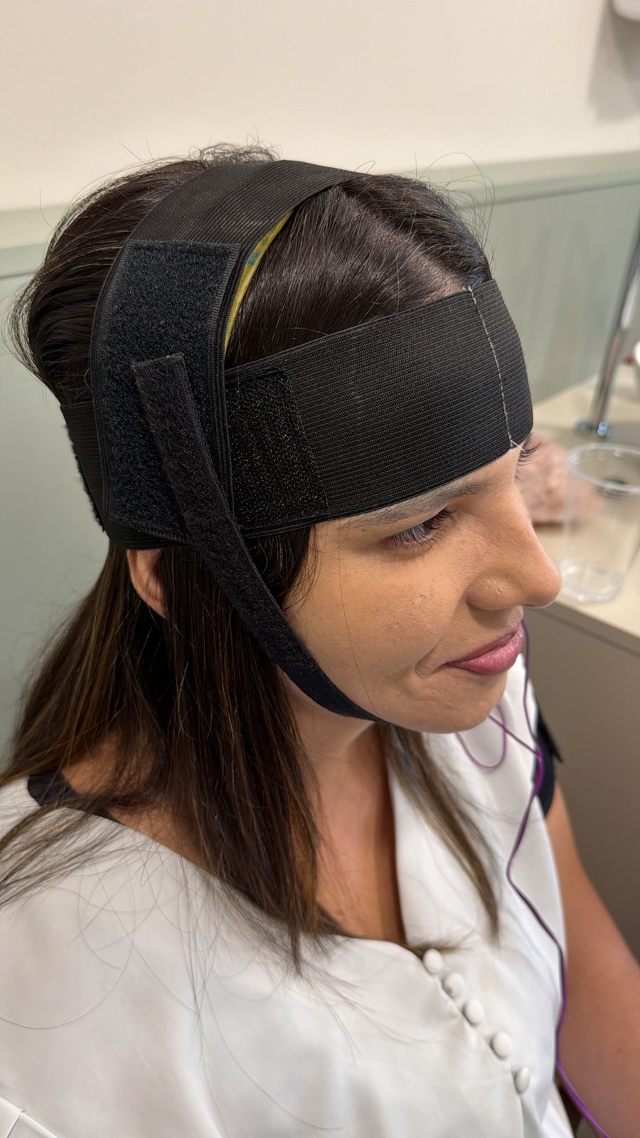 Pessoa usando equipamento de neuromodulação tDCS na Clínica Genuína